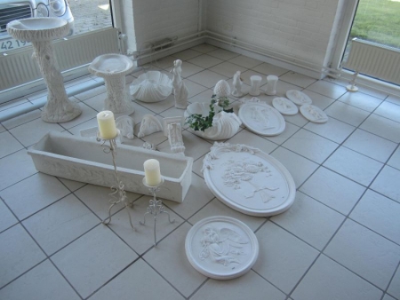 Approximately 24 units of Lahema marble molded shapes (the outdoors) or Lahema molded figures, see photos