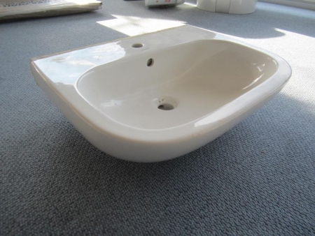 White porcelain sink Duravit, about 60x46 cm, unused but have been mounted and dismounted due. Fejlmål