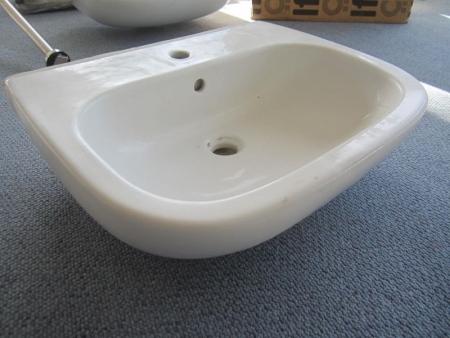 Hvid porcelænsvask Duravit, cirka 60x46 cm, ubrugt men har været monteret og afmonteret pga. fejlmål (arkivfoto, er i container)