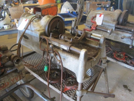 Pipe cutting machine Ridgid 635? with two cutting heads, runs but oil pump is DEFECTIVE