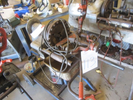 Pipe cutting machine Ridgid 300 with 2 heads, runs but oil supply is DEFECTIVE