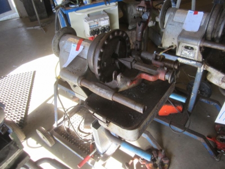 Pipe cutting machine Ridgid 300 with 2 heads, runs but oil supply, arm and back are DEFECTIVE