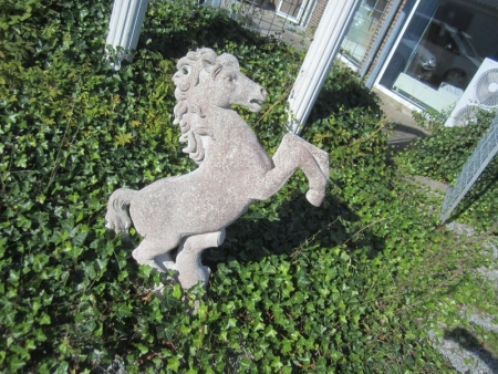 Figur-stejlende hest i Lahema marmorstøbt