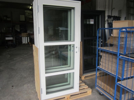 Wood / aluminum entrance door in Anthracite / white outer frame 94,8xh212,5x 13 cm, with 3 52 mm 3-layer clear glass, alubundstykke, left inward with a three point, unused door from unsuccessful projects