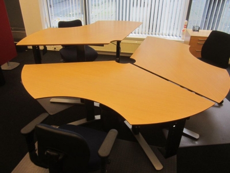 3 pcs electric sit / stand desks, Linak - beech veneer, standing together in circle shape, diameter about 220 cm, with keeping the computer in each table, tables are three months old and unused. Includes 3 pieces chairmat and 3 pcs office RBM / Interstuhl