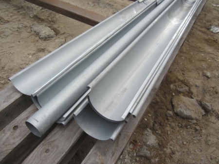 10 zinc gutters inner / outer goal about 11/15 cm, length 3.95 meters, 1 incl injured, 1 downpipes Ø 75 mm, length 4 meters, 10 hanging rails for suspended ceiling, length of 3.6 meters, white, injured in the end