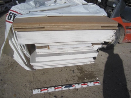 42 paragraph plasterboard and 4 pcs MDF panels in assorted goals, some damage here and there, see photos