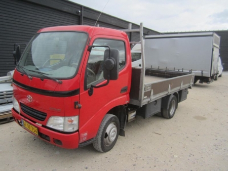 Lorry direct Toyota Dyna 150 3.0 D-4D S.CAB, with trælad and plastic boxes under the platform. Year 25.10.2007, mileage 159,000, last sight 01/30/2014 at 135.000 km, registration number DF 97754 (unsubscribed, license plates not included) Twin wheels at t