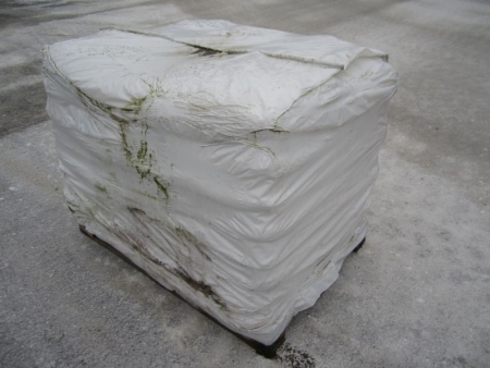 Pallet with salt, 40 25-kg bags, a total of 1,000 kg, sea salt, larger grain size than regular road salt therefore seems longer lends itself to spreading with machines that have roller and bring the bottom and hand spreading or the like (file photo)