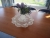 Rumas mødebord i kirsebær og chromstel, 5 ben i alt, 200x100 cm, med 8 stk stole Cinus i kirsebær/chrom med polsterryg, design: Troels Grum-Schwensen. Stolene er stabelbare. Alt er i god og pæn stand. Der medfølger hæklet dug og vase med plastblomster