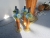 Standerlampe på søjle Stylnove Ceramische, samlet højde cirka 147 cm, 2 standerlamper Stylnove Ceramische højde cirka 69 cm, 4 stk lystestage, 2 stk potteskjuler, div. plastblomster og fyrfadsstager i glas. 