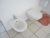 Badeværelsesmiljø Gustavsberg med væghængt toilet, bidet, håndvask, spejl med lys samt Nautic armaturer, se fotos for specifikation. Køber skal selv afmontere fra udstillingsvæg 
