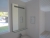 Badeværelsesmiljø Gustavsberg med væghængt toilet, bidet, håndvask, spejl med lys samt Nautic armaturer, se fotos for specifikation. Køber skal selv afmontere fra udstillingsvæg 