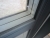 Træ/alu facadedør i Antracit/hvid, udvendig karm 94,8xh212,5x 13 cm, med 3 stk 52 mm 3 lags klar glas, alubundstykke, venstre indadgående med trepunktslås, ubrugt dør fra fejlslagent projekt (arkivfoto)