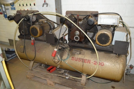 Kolbenkompressor, beschriftet FF Buster 200, 2 Stk. v-Zylinder-Kompressor-Einheiten, Typ KK. Tank: 11 bar, 400 Liter. Baujahr 1981