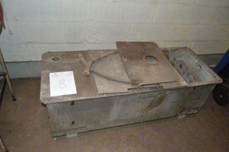 Stainless steel vat with lid, divided into compartments. LxWxH: ca. 130 x 50 x 49 cm