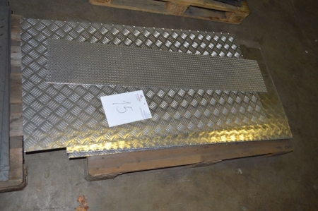 Pallet with about 9 x outtakes, checker plate, aluminum. Most measures approximately 700 x 1250 mm.