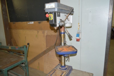 Bench drill mounted on tabel. Make Lupin, type ZJ4116 - BR16T. Capacity: max. 20 mm chuck MT2. Max. 1400 rpm