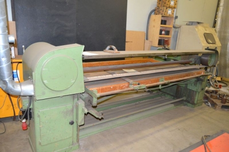 Long Belt Sander, Hans Johanssen, SN: 9194. Grinding Length: ca. 250 cm. Bandwidth about 15 cm. Extract to damper included. + Miscellaneous unused abrasive belts on wall