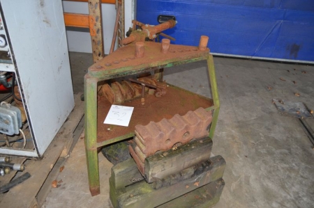 Hand hydraulic pipe bender with matrices, ½ "to 2". Mounted on stand