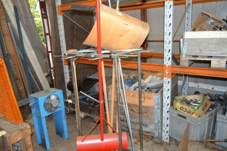 Tool trolley with various scrapers, grip and the like