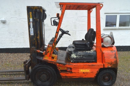 LPG forklift truck. Toyota, model 42-3 FG25. Capacity: 2500 kg. Lifting height 3300 mm. 50% tires front and rear. Clear view mast. hydraulic side shift. Lateral shifting. Counter displays 1958. Gas bottle NOT included. Not to be removed before the collect