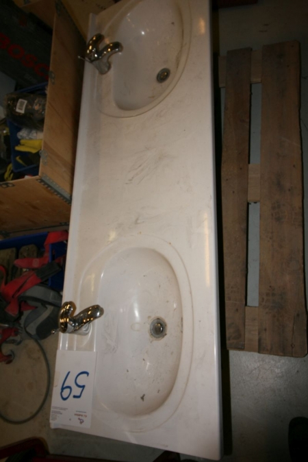 støbt dobbelt håndvask plast belagt 54x160cm med armature (skal slået af hjørne)