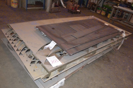 Pallet with scrap sheet metal + pallet with cut-offs, steel