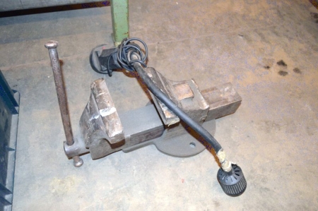 Vise + light with magnetic base