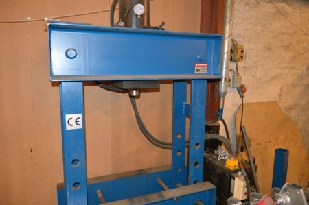Hydraulic presses, 60 tons. Make and type not specified