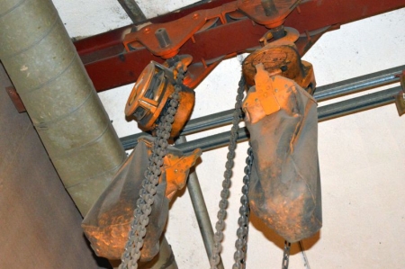 2 x chain hoists with trolley. 2 ton. Buyer must dismantle