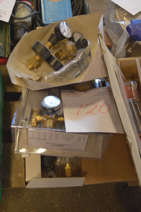 Various unused and used pressure gauges