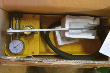 Hydraulic pressure tester