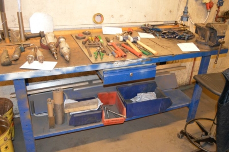 Work bench, 200 x 75 cm. Vice. Drawer with content. Shelf under the table