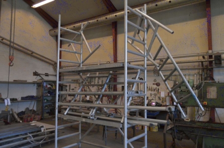 Mobile scaffolding with two walkways, width about 60 cm. 2 struts + extra gable elements