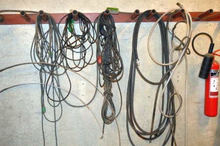 Miscellaneous power cables and air hoses on the wall + extinguisher, 5 kg. carbon dioxide
