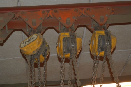 3 x chain hoists á 1 ton. Trolley. Buyer must dismantle