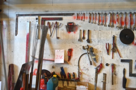 Indhold på væg: diverse håndværktøj med videre