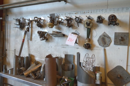 Content on the wall: various fittings, shackles, etc.