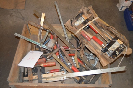 Pallet with many clamps
