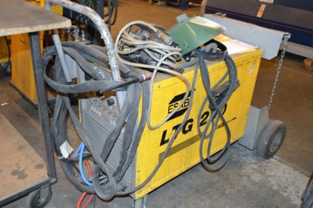 Tigsvejsemaskine, ESAB CTG 250. Svejsekabel, svejsehåndtag og køler. Fjernbetjening. Iltflaske medfølger ikke. Monteret i ramme på hjul