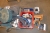 Palle + kasse med diverse slibematerialer og skæreskiver