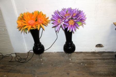 2 stk. kunstige blomster i høj gulvvase ca. 110 cm med lys 