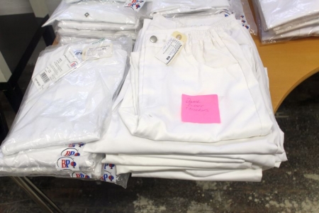 Hvidt arbejdstøj mærket BP Arbejdstøj. Damebukser og knickers str. 40 + 42 + 44 + kitler og T-shirts m + l + 42 