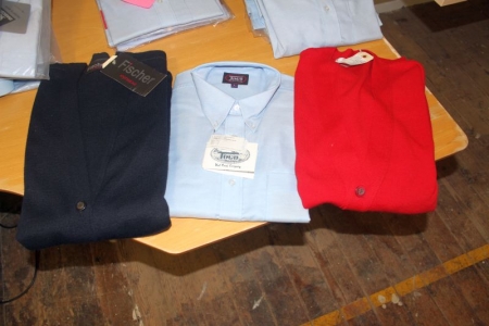 4 stk. blå herreskjorter str. L + 41/42 + 3 stk. røde cardigans str. L + blå cardigan str. L + 3XL 