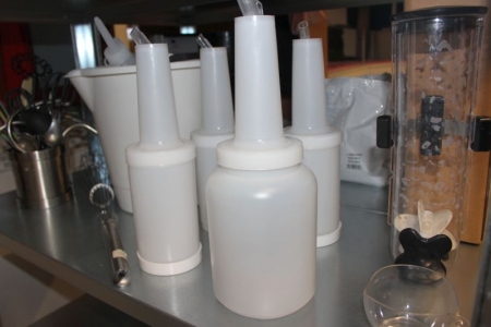 Plast dispensere + stort piskeris + div køkkenredskaber + kasse med div glas og plastbeholdere m.v.
