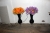 2 stk. kunstige blomster i høj gulvvase ca. 110 cm med lys 