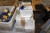 2 stk. vægure + kasse med Sudoo spillemaskiner + kasser med kuglepenne