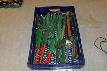 Kasse med diverse ring/gaffelnøgler, rørtænger m.m