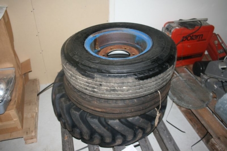 3stk dæk hvor af 1 er monteret på fælg med 6 huller.